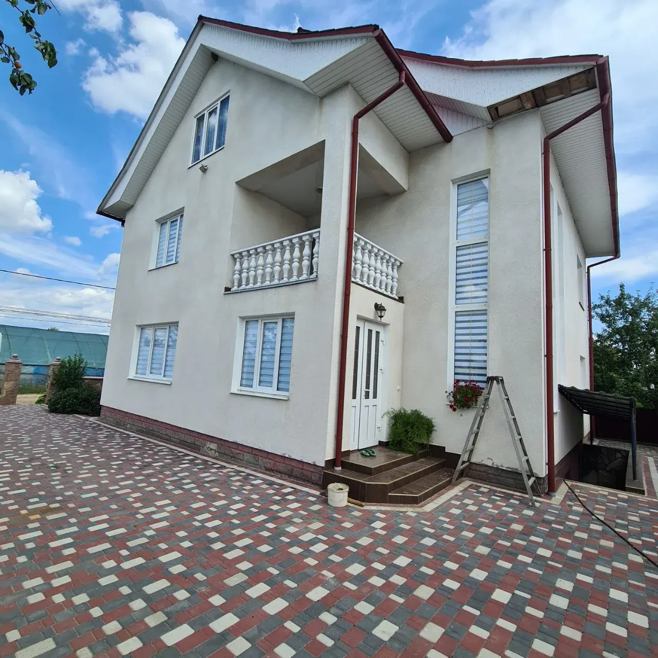 Об’єкт VITAX: котедж під Чернівцями з металопластиковими вікнами й жалюзі